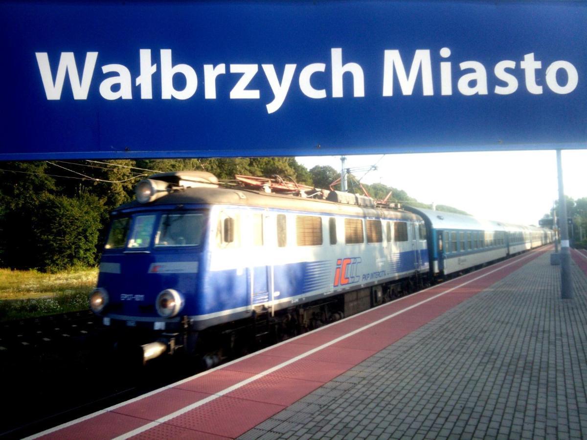 Art Mieszkanie Blisko Dworca Pkp Walbrzych Miasto Ngoại thất bức ảnh
