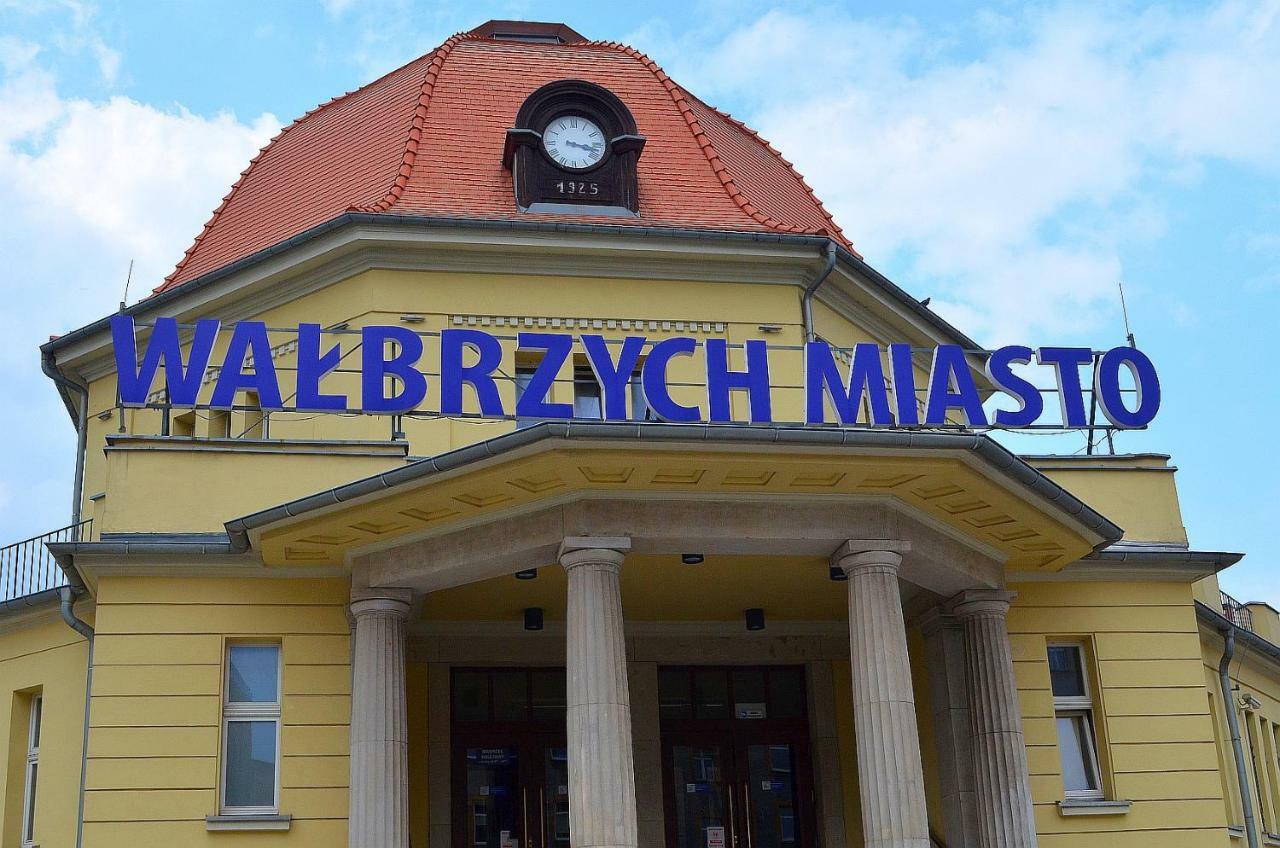 Art Mieszkanie Blisko Dworca Pkp Walbrzych Miasto Ngoại thất bức ảnh